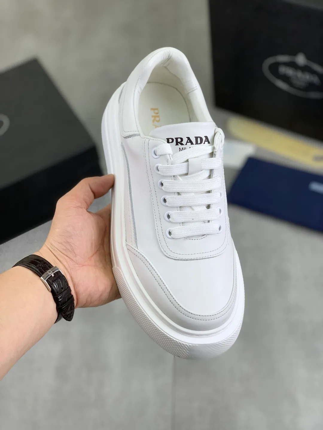 Men's shoes 💰P500 New PRADA Prada's new spring casual sports shoes. Original purchase, development and production. Prada men's classic series. Technical breathable fabrics with cowhide. Casual sports shoes. Casual sports dad shoes combine high-tech breathable materials and cowhide. P's exclusive button decoration on the side. The outsole is full of P italic design and bright colors to show vitality and continue the brand design inspiration. Stroll around the city lightly and feel free and comfortable. Exquisite packaging at the delivery counter 🛍📦 ▪️Fabric: original customized calfskin with breathable material ▪️Inner lining: cowhide lining ➕cowhide feet ▪️Outsole: open-molded TPU foam material ▪️Sole thickness: 3.5CM ▪️Size: Men's 38-44 (45 can be customized) 4️⃣ colors available